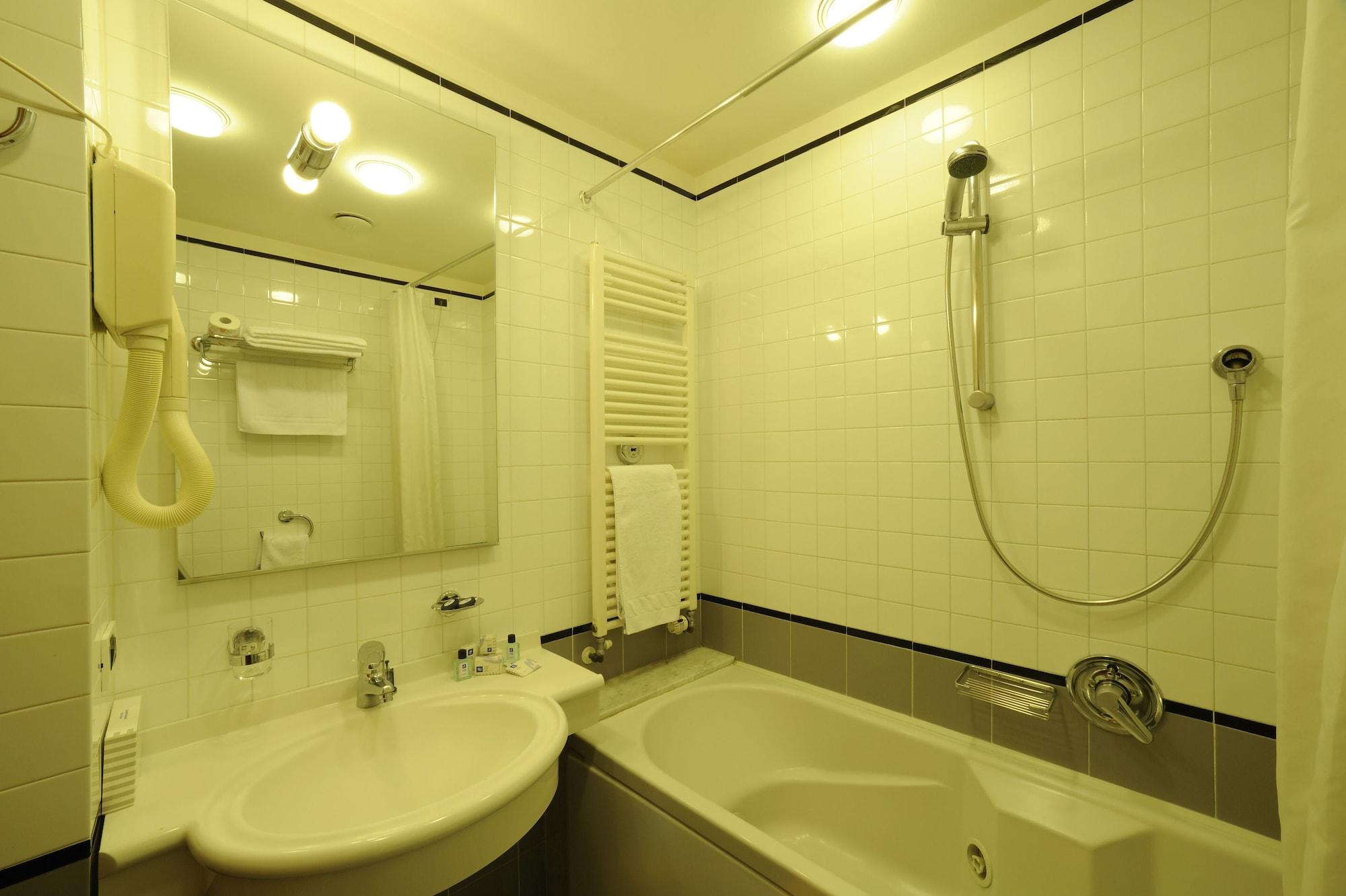 Hotel Le Roi ヴァラッツェ エクステリア 写真